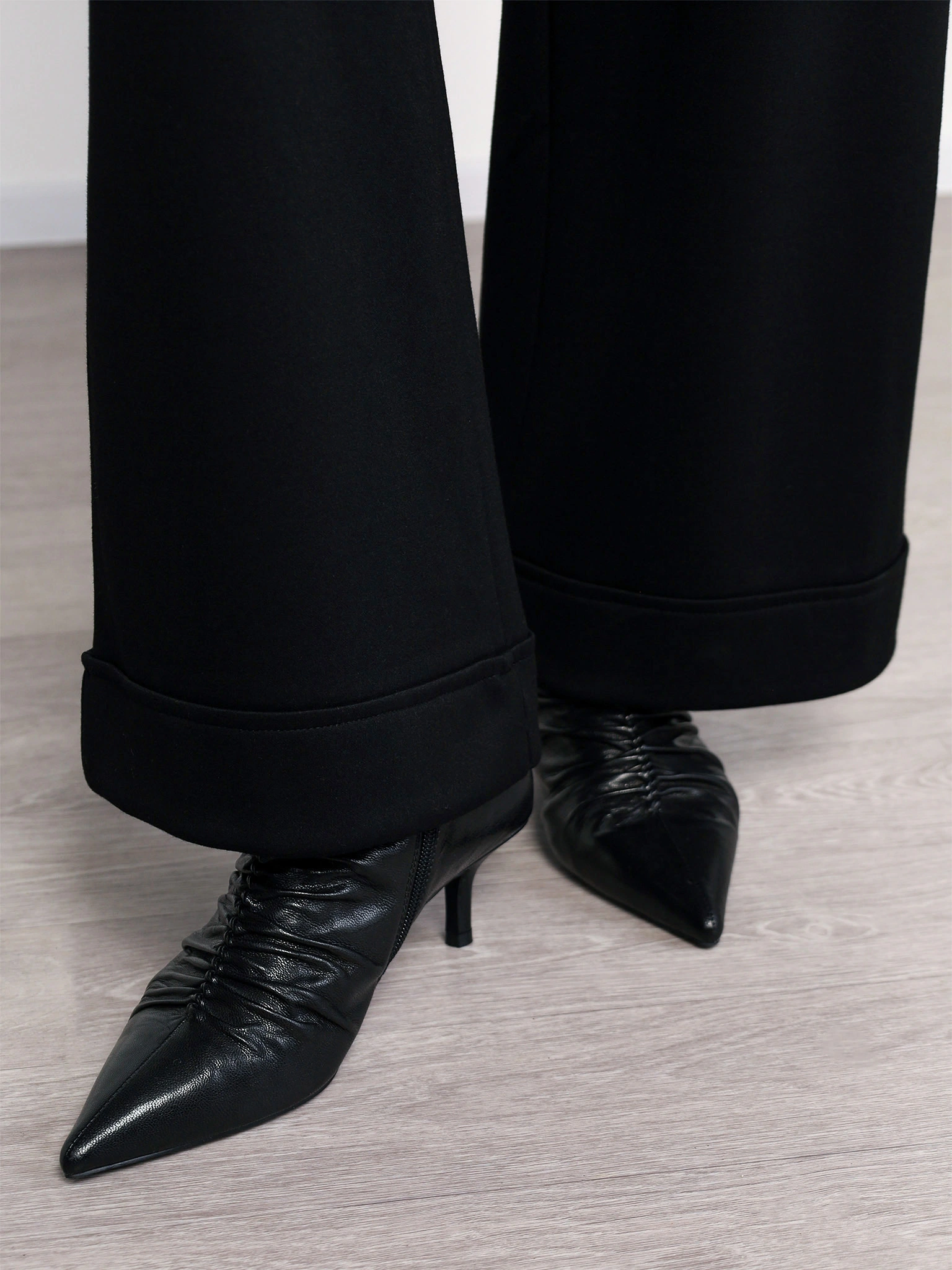 Брюки трикотажные черного цвета расклешенного кроя